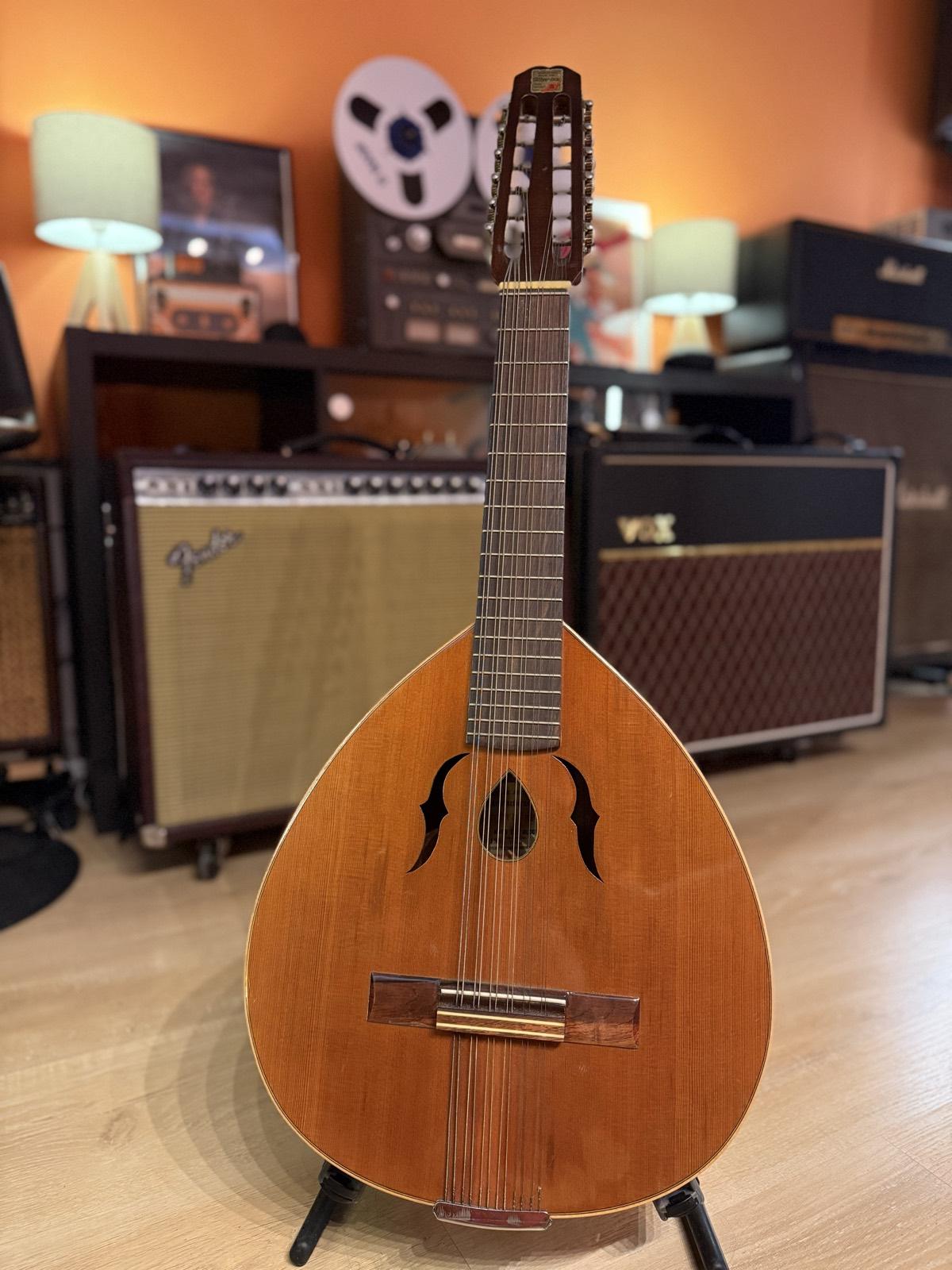Instrumento acustico del estudio (8)